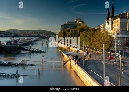 Budapest, Hongrie - 22 septembre 2024 : vue sur la ville inondée depuis le pont Elizabeth. Banque D'Images