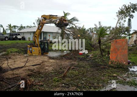 Clearwater, États-Unis. 11 octobre 2024. De l’équipement lourd enlève les débris et les arbres abattus laissés par une tornade causée par l’ouragan Milton, le 11 octobre 2024 à Port Lucie, en Floride. L'ouragan Milton a touché terre à Siesta Key, en tant qu'ouragan de catégorie 3. Crédit : Daniel Lyon/FEMA photo/Alamy Live News Banque D'Images