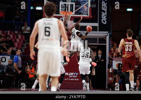 Virtus Bolognaâs Rayjon Tucker lors du match du championnat italien de basket LBA entre Umana Reyer Venezia et Virtus Segafredo Bologna à Taliercio le 12 octobre 2024, Mestre, Italie. Pendant Umana Reyer Venezia vs Virtus Segafredo Bologna, match de basket-ball italien Serie A à Venise, Italie, le 12 octobre 2024 Banque D'Images