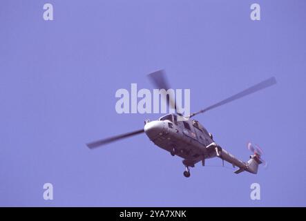 Première Guerre du Golfe : 8 mars 1991 Un hélicoptère Westland Lynx de la Royal Navy volant à basse altitude au-dessus de Koweït City. Banque D'Images