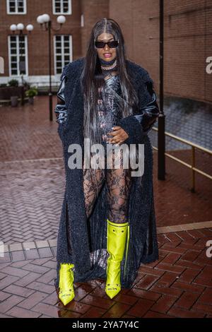 Bottes jaunes audacieuses à la Africa Fashion week à Londres. Banque D'Images