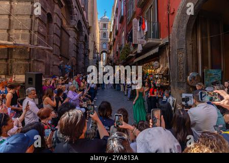 Naples, Italie - 23 mai 2024 : la foule se rassemble pour un défilé de mode à Naples : téléphones et appareils photo prêts. Banque D'Images