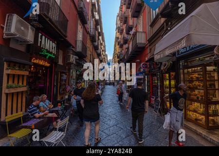 Naples, Italie - 23 mai 2024 : délices culinaires italiens dans une rue pittoresque de Naples. Banque D'Images