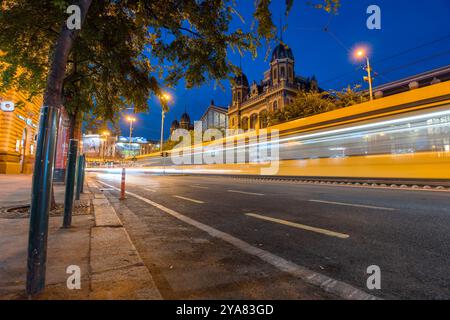 Budapest, Hongrie - 12 août 2024 : circulation automobile sur la rue Teréz. Gare de Nyugati en arrière-plan. Timelapse, transition de diapositive, orie verticale Banque D'Images