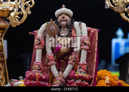 Bangkok, Thaïlande. 12 octobre 2024. Le festival Navaratri, la plus grande fête hindoue à Bangkok au temple Sri Maha Mariamman (Wat Khaek) Silom Road, thaïlande, le 12 octobre 2024. Le point culminant est la parade Navratri Dieu hindou Uma Devi neuf. (Photo de Teera Noisakran/Sipa USA) crédit : Sipa USA/Alamy Live News Banque D'Images