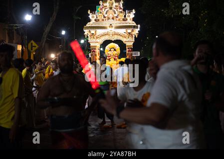 Bangkok, Thaïlande. 12 octobre 2024. Le festival Navaratri, la plus grande fête hindoue à Bangkok au temple Sri Maha Mariamman (Wat Khaek) Silom Road, thaïlande, le 12 octobre 2024. Le point culminant est la parade Navratri Dieu hindou Uma Devi neuf. (Photo de Teera Noisakran/Sipa USA) crédit : Sipa USA/Alamy Live News Banque D'Images