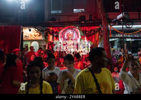 Bangkok, Thaïlande. 12 octobre 2024. Hindous et disciples se joignent au festival Navaratri, le plus grand événement de célébration hindoue à Bangkok au temple Sri Maha Mariamman (Wat Khaek) Silom Road, thaïlande, le 12 octobre 2024. Le point culminant est le défilé Navratri Dieu hindou Uma Devi neuf. (Photo de Teera Noisakran/Sipa USA) crédit : Sipa USA/Alamy Live News Banque D'Images