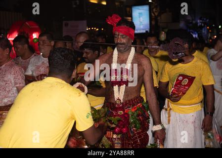 Bangkok, Thaïlande. 12 octobre 2024. Le festival Navaratri, la plus grande fête hindoue à Bangkok au temple Sri Maha Mariamman (Wat Khaek) Silom Road, thaïlande, le 12 octobre 2024. Le point culminant est la parade Navratri Dieu hindou Uma Devi neuf. (Photo de Teera Noisakran/Sipa USA) crédit : Sipa USA/Alamy Live News Banque D'Images