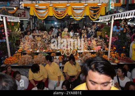 Bangkok, Thaïlande. 12 octobre 2024. Le festival Navaratri, la plus grande fête hindoue à Bangkok au temple Sri Maha Mariamman (Wat Khaek) Silom Road, thaïlande, le 12 octobre 2024. Le point culminant est la parade Navratri Dieu hindou Uma Devi neuf. (Photo de Teera Noisakran/Sipa USA) crédit : Sipa USA/Alamy Live News Banque D'Images