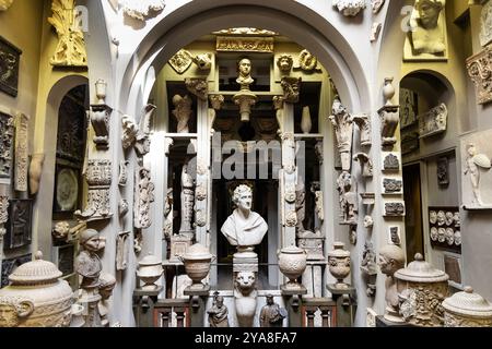 Buste de Sir John Soane au centre de la zone du dôme au musée John Soane rempli d'antiquités et d'artefacts, Londres, Angleterre Banque D'Images