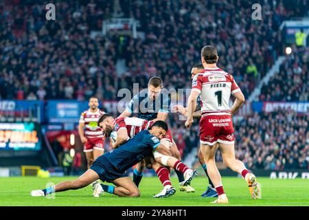 Manchester, Royaume-Uni. 12 octobre 2024. Betfred Superleague Grand final : Hull Kingston Rovers vs Wigan Warriors. Abbas Miski de Wigan attaqué par Peta Hiku de Hull KR. Crédit Paul Whitehurst/PBW Media/Alamy Live News Banque D'Images
