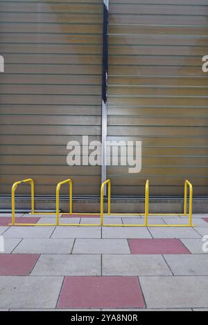 gelber Fahrradständer. stahl reflektier. support de bicyclette jaune. Wien. Vienne 1 Banque D'Images