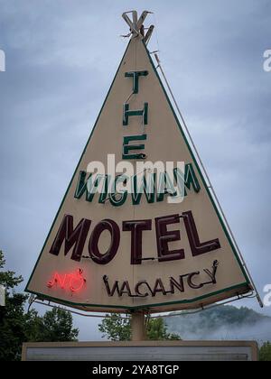 Le Wigwam Motel Retro Sign, Cherokee, Caroline du Nord, États-Unis Banque D'Images