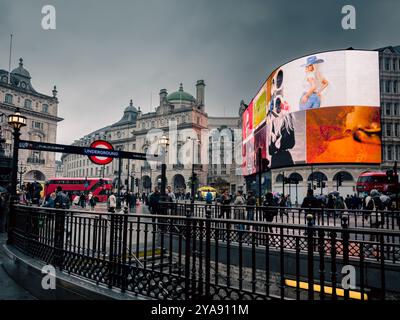 Piccadilly Circus, panneau souterrain, panneaux d'affichage numériques, rue animée, Londres Banque D'Images