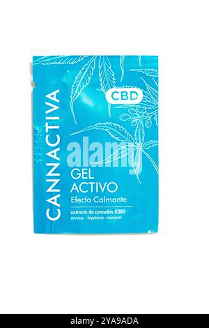 Un sachet de gel actif d'extrait de cannabis CBD avec un effet calmant de la marque CANNACTIVA isolé sur blanc. Photographie prise en Espagne le 1er octobre Banque D'Images