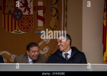 Madrid, Espagne. 12 octobre 2024. Luis Planas (à gauche), ministre espagnol de l'Agriculture, de la pêche et de l'alimentation, s'entretient avec le président du gouvernement espagnol, Pedro Sanchez (à droite) lors du défilé civique et militaire pour la fête nationale. Comme chaque 12 octobre, un nouveau défilé est organisé à Madrid, sous une pluie torrentielle, pour célébrer la fête nationale espagnole. Le défilé était dirigé par le roi Felipe VI, la reine Letizia et la princesse Leonor. (Crédit image : © David Canales/SOPA images via ZUMA Press Wire) USAGE ÉDITORIAL SEULEMENT ! Non destiné à UN USAGE commercial ! Banque D'Images