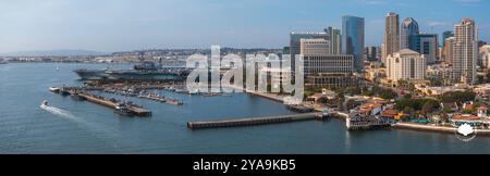 Vue aérienne du port de San Diego avec USS Midway et Skyline Banque D'Images