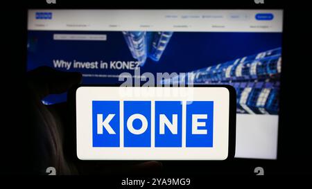 Allemagne. 8 août 2024. Dans cette illustration photo, une personne tient un téléphone portable avec le logo de la société finlandaise d'ingénierie d'ascenseur Kone Oyj devant la page Web de l'entreprise. (Crédit image : © timon Schneider/SOPA images via ZUMA Press Wire) USAGE ÉDITORIAL SEULEMENT ! Non destiné à UN USAGE commercial ! Banque D'Images