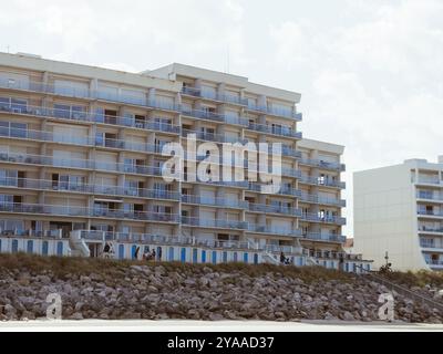 Hardelot, France - 20 août 2023 : vue d'un grand immeuble d'appartements en bord de mer avec balcons à Hardelot, France, surplombant les rochers et le paysage côtier Banque D'Images