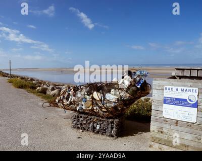 Hardelot, France - 20 août 2023 : une sculpture de poisson en métal remplie de déchets plastiques se trouve dans une station de nettoyage de plage à Hardelot, encourageant les spectateurs à ramasser les déchets et à contribuer aux efforts de conservation de l'environnement Banque D'Images