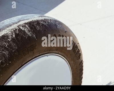 Hardelot, France - 20 août 2023 : gros plan d'un pneu de sable avec du texte Sand Tires Unlimited dessus, pris à Hardelot, France, montrant une texture altérée Banque D'Images