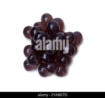 Pile de perles de tapioca foncées isolées sur blanc, vue de dessus Banque D'Images