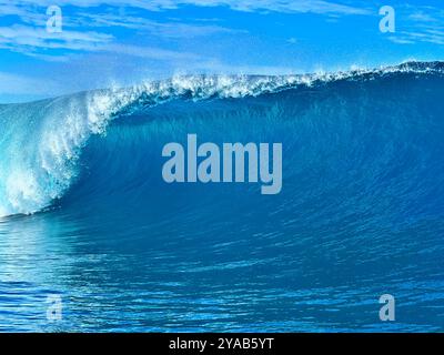 La célèbre vague Teahupo'o où s'est déroulée l'épreuve de surf des Jeux Olympiques de 2024 a été prise d'un bateau-taxi. Teahupo'o est connu comme la fin de la route. Banque D'Images