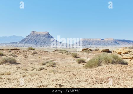 Juste à l'est du parc national de Capitol Reef se trouvent des sites géologiques encore plus obscurs, la superbe Factory Butte et les cratères de la Lune à proximité Banque D'Images