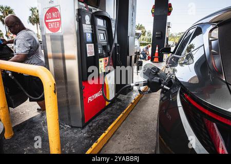 San Antonio, Floride, États-Unis. 12 octobre 2024. Avec plus de 70 pour cent des stations-service à court de carburant dans la région de Tampa Bay, les résidents prennent l'oppurtunity pour pomper le carburant. (Crédit image : © Dave Decker/ZUMA Press Wire) USAGE ÉDITORIAL SEULEMENT! Non destiné à UN USAGE commercial ! Banque D'Images