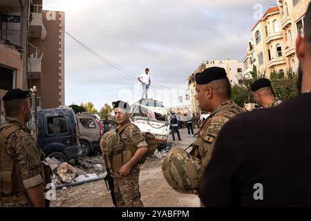 Barja, Liban. 12 octobre 2024. Des militaires libanais se tiennent devant un bâtiment bombardé par Israël. Un bombardement israélien à Ras-el-Nabaa, Beyrouth, Liban, a fait au moins 22 morts. Crédit : SOPA images Limited/Alamy Live News Banque D'Images