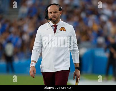 12 octobre 2024 L'entraîneur-chef des Golden Gophers du Minnesota P.J. Fleck en action pendant le match contre les Bruins de l'UCLA au Rose Bowl à Pasadena en Californie. Crédit photo obligatoire : Charles Baus/CSM Banque D'Images