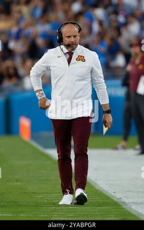 12 octobre 2024 L'entraîneur-chef des Golden Gophers du Minnesota P.J. Fleck en action pendant le match contre les Bruins de l'UCLA au Rose Bowl à Pasadena en Californie. Crédit photo obligatoire : Charles Baus/CSM Banque D'Images