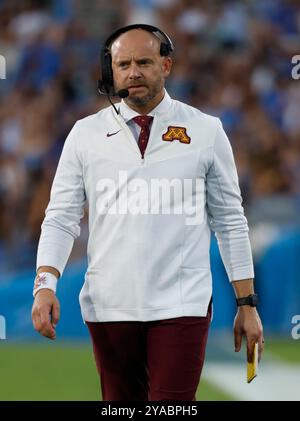12 octobre 2024 L'entraîneur-chef des Golden Gophers du Minnesota P.J. Fleck en action pendant le match contre les Bruins de l'UCLA au Rose Bowl à Pasadena en Californie. Crédit photo obligatoire : Charles Baus/CSM Banque D'Images