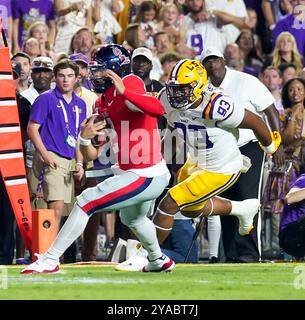 Baton Rouge, États-Unis. 12 octobre 2024. Le quarterback de l'Ole Miss JAXSON DART (2) A COURU DEVANT les défenseurs de la LSU en première mi-temps pendant le match entre les Rebels de l'Ole Miss et les Tigers de la LSU le 12 octobre 2024 au Tiger Stadium de Baton Rouge, en Louisiane. (Photo par : Jerome Hicks/Sipa USA) crédit : Sipa USA/Alamy Live News Banque D'Images