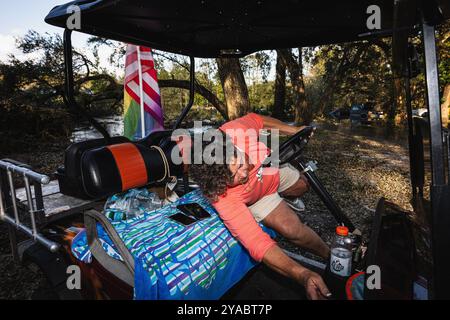 Dade City, Floride, États-Unis. 12 octobre 2024. PHYILLIS WILLIAMS, président de la Sawmill Camping Resort Co-op, explique ce que l’impact de l’ouragan Milton a ressenti. (Crédit image : © Dave Decker/ZUMA Press Wire) USAGE ÉDITORIAL SEULEMENT! Non destiné à UN USAGE commercial ! Banque D'Images