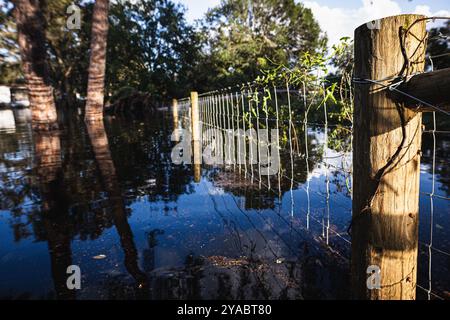 Dade City, Floride, États-Unis. 12 octobre 2024. Inondation jusqu'à la clôture dans la section arrière de la coopérative du Sawmill Camping Resort en raison des impacts de l'ouragan Milton. (Crédit image : © Dave Decker/ZUMA Press Wire) USAGE ÉDITORIAL SEULEMENT! Non destiné à UN USAGE commercial ! Banque D'Images