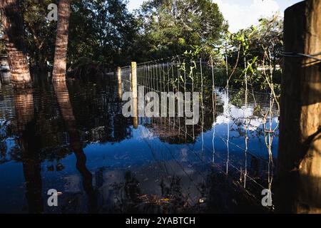 Dade City, Floride, États-Unis. 12 octobre 2024. Inondation jusqu'à la clôture dans la section arrière de la coopérative du Sawmill Camping Resort en raison des impacts de l'ouragan Milton. (Crédit image : © Dave Decker/ZUMA Press Wire) USAGE ÉDITORIAL SEULEMENT! Non destiné à UN USAGE commercial ! Banque D'Images