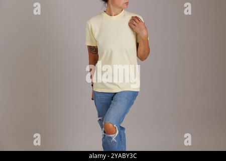 Mannequin portant un t-shirt de couleurs confortables pour les maquettes et les flatlays gildan Banque D'Images