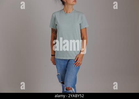 Mannequin portant un t-shirt de couleurs confortables pour les maquettes et les flatlays gildan Banque D'Images
