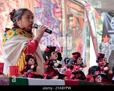 Mexico, Mexique. 12 octobre 2024. La communauté Otomi, qui vit au CDMX, célèbre 528 ans de résistance indigène au colonialisme, de dépossession de terres et de célébration erronée du 'jour de Colomb'. 12 octobre 2024. Ils ont également célébré le 4e anniversaire de la prise de contrôle de l’Institut National des peuples autochtones (INPI), en raison de désaccords et d’incohérences de la part du gouvernement en ne fournissant pas de soutien et en ne prenant pas soin des peuples autochtones et de leurs habitants. (Photo de Josue Perez/Sipa USA) crédit : Sipa USA/Alamy Live News Banque D'Images