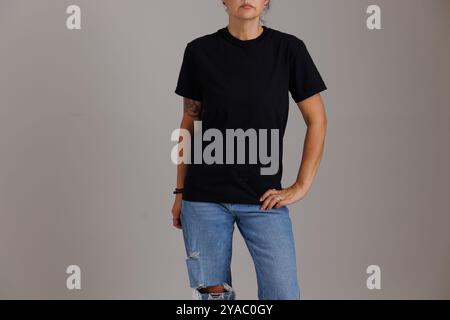Mannequin portant un t-shirt de couleurs confortables pour les maquettes et les flatlays gildan Banque D'Images