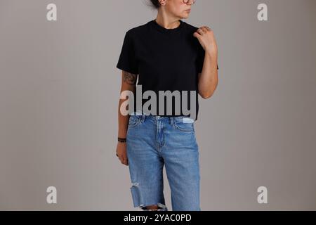 Mannequin portant un t-shirt de couleurs confortables pour les maquettes et les flatlays gildan Banque D'Images
