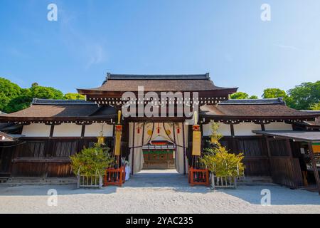 Kamomioya Jinja Shikyaku Chumon (porte centrale à quatre pattes) de Shimogamo Jinja. Ce sanctuaire alias Kamo-mioya Shrine est un sanctuaire shinto dans la ville historique o Banque D'Images