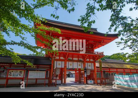 Porte de la Tour Romon de Shimogamo Jinja. Ce sanctuaire alias Kamo-mioya Shrine est un sanctuaire shinto dans la ville historique de Kyoto, au Japon. Ce sanctuaire appartient au sien Banque D'Images