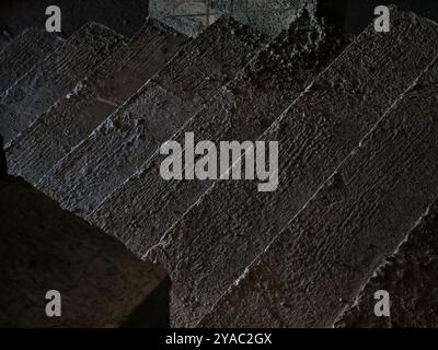 Un ensemble d'escaliers bien construit avec des éléments en béton Banque D'Images