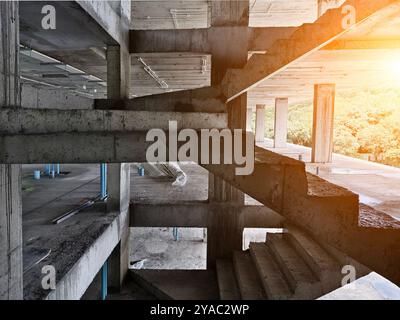 Un ensemble d'escaliers bien construit avec des éléments en béton Banque D'Images