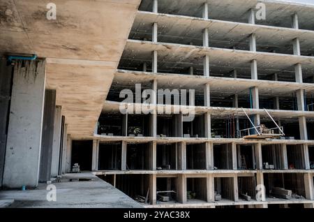 Un nouveau bâtiment résidentiel moderne de plusieurs étages en construction Banque D'Images