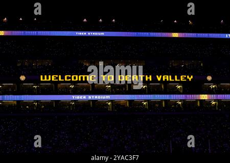 Baton Rouge, LOUISIANE, États-Unis. 12 octobre 2024. L'enseigne du LSU Tiger Stadium s'illumine dans le noir lors d'un match de football NCAA entre les Ole Miss Rebels et les LSU Tigers au Tiger Stadium de Baton Rouge, EN LOUISIANE. Jonathan Mailhes/CSM/Alamy Live News Banque D'Images