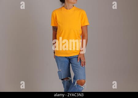 Mannequin portant un t-shirt de couleurs confortables pour les maquettes et les flatlays gildan Banque D'Images