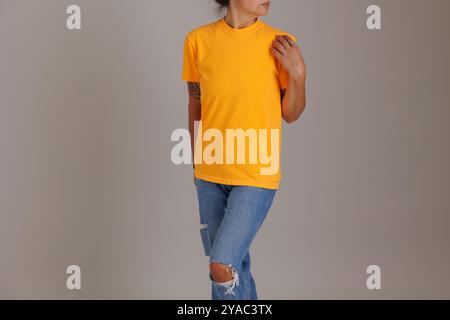 Mannequin portant un t-shirt de couleurs confortables pour les maquettes et les flatlays gildan Banque D'Images